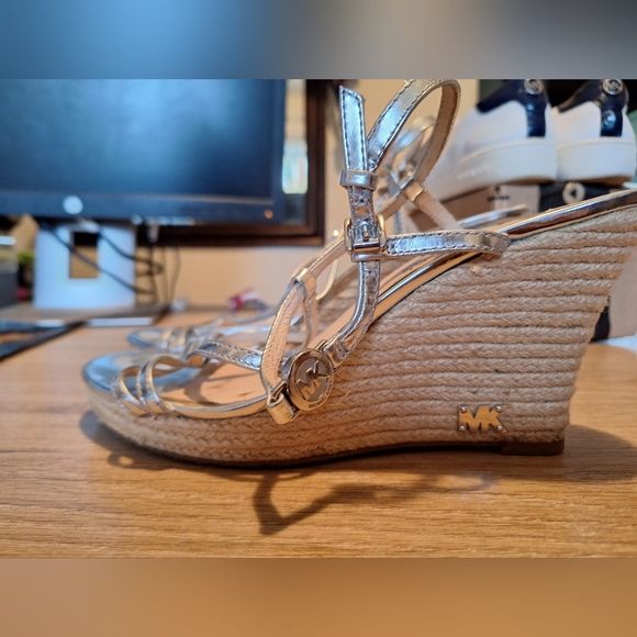 Micheal kors sandals - Picture 3 of 5